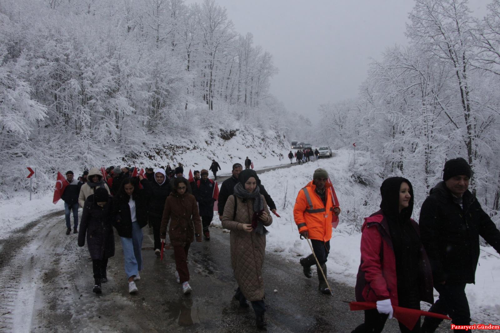 Pazaryeri’nde karlı havada şehit Mehmetçikler için yürüdüler