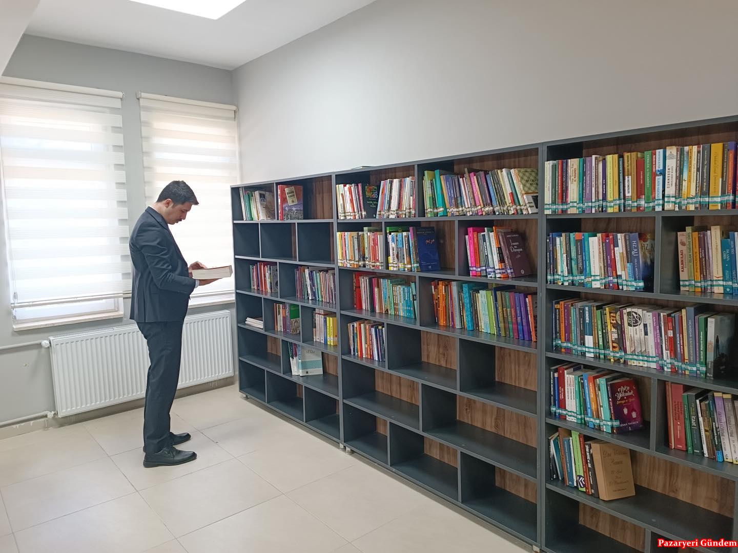 Kaymakam Kahraman ilçe kütüphanesini inceledi