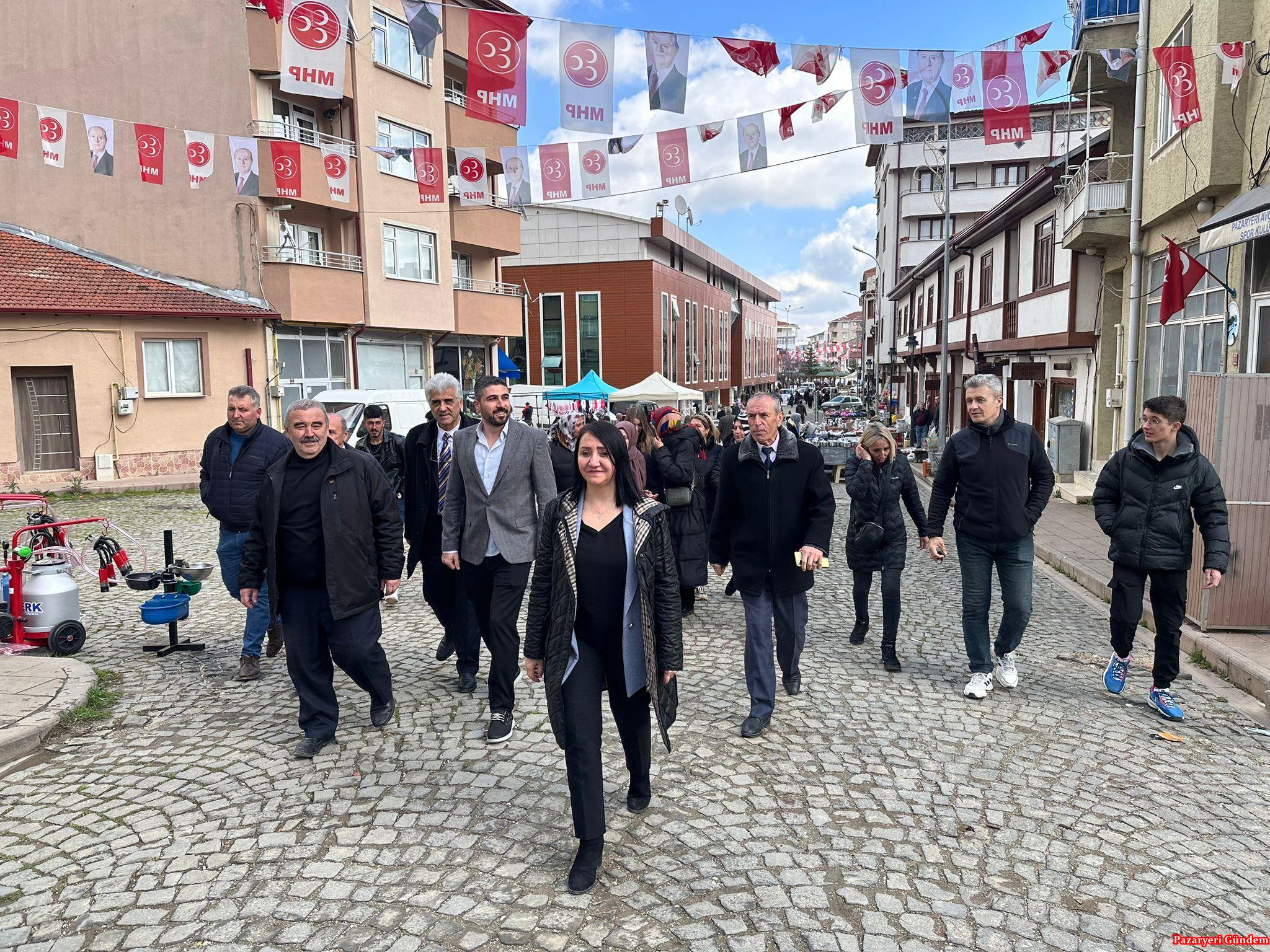 Zekiye Tekin kapı kapı dolaşıp gönüllere dokunup, kalpleri fethetmeye devam ediyor