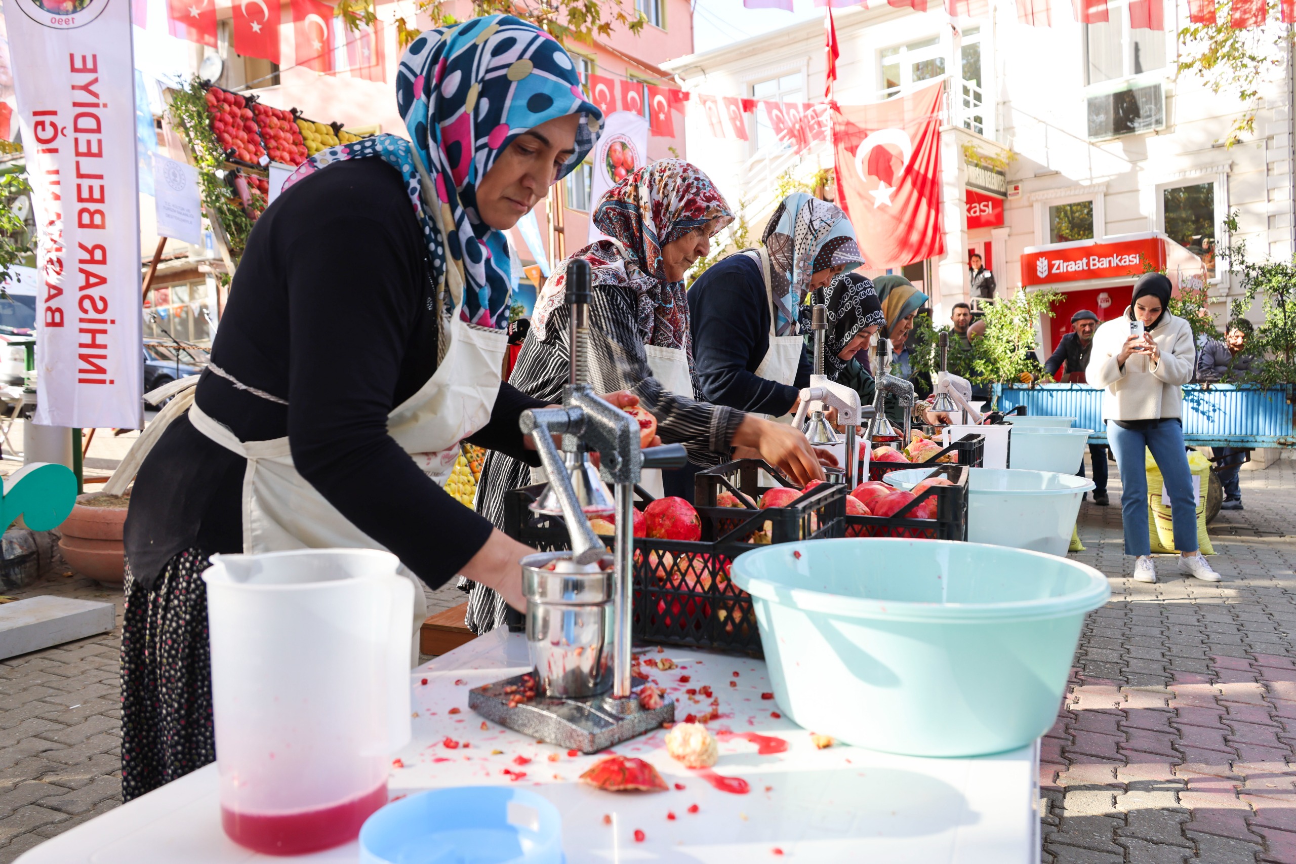 Bilecik’in Kasım Ayındaki Güzelliği, İnhisar’da Nar Hasadı Şenliği ile Taçlandı