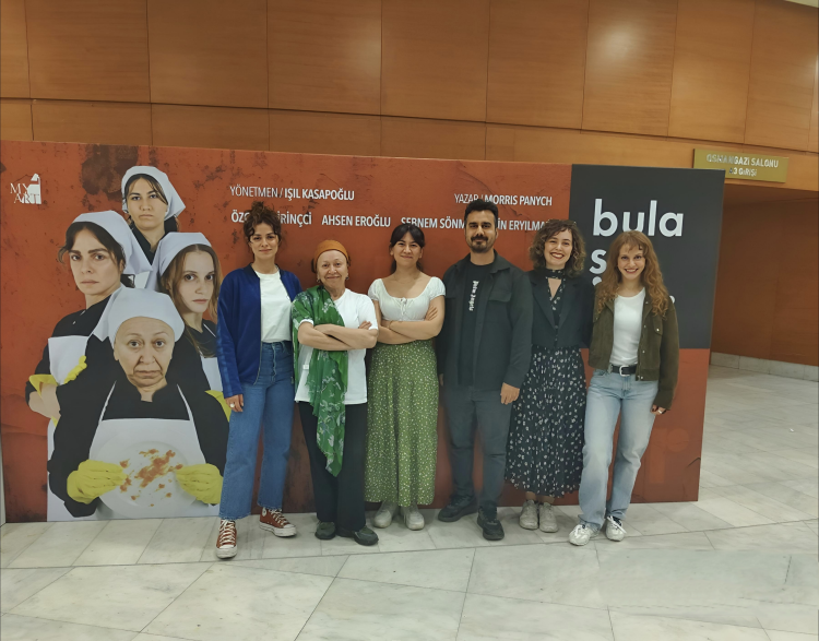 ‘Bulaşıkçılar’ 1 Mayıs’ta Bursa’da sahnelendi… Kadın oyuncular işçi emeğini anlattı