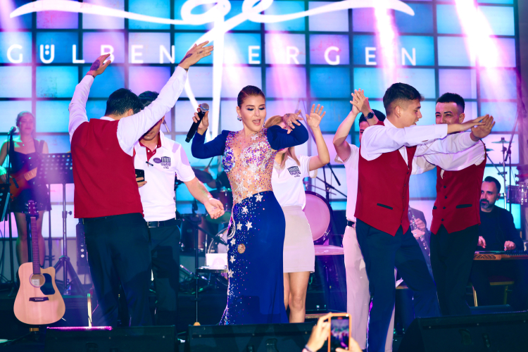 Gülben Ergen’den servis elemanlarına sahne sürprizi