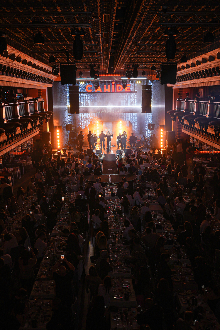 Sibel Can’dan yaza ışıltılı merhaba