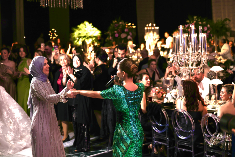 Gülben Ergen, Bursa’daki düğünde sahne şovuyla büyüledi