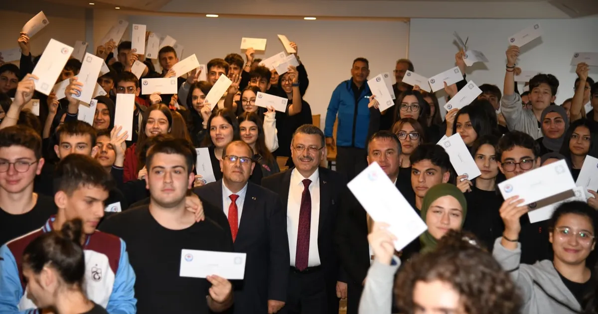 Trabzon Büyükşehir’den 10 bin öğrenciye dijital eğitim desteği
