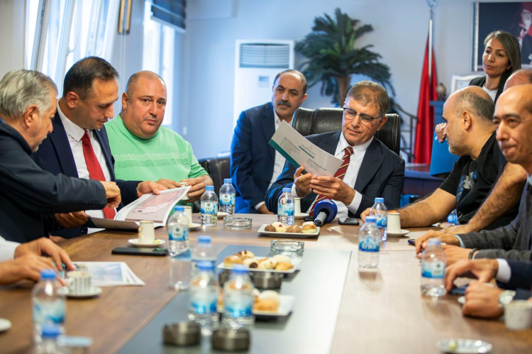 İzmir’de Başkan Tugay’dan ayakkabıcılara ziyaret