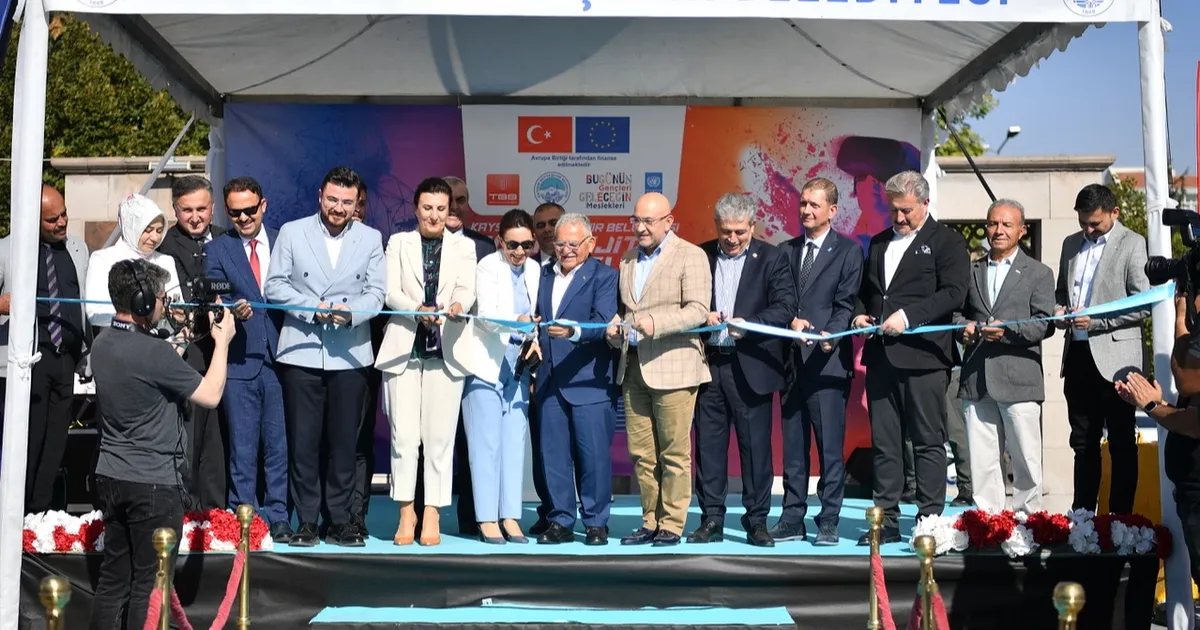 Kayseri Büyükşehir’den ‘Mobil Dijital Gençlik Merkezi’