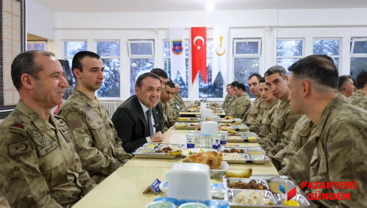 Vali Sözer Mehmetçiklerle Aynı Sofrada: “Bu Millet Sizinle Gurur Duyuyor”