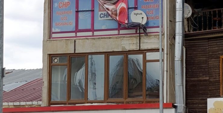 ATATÜRK POSTERİNE SAYGISIZLIK TEPKİ ÇEKTİ!