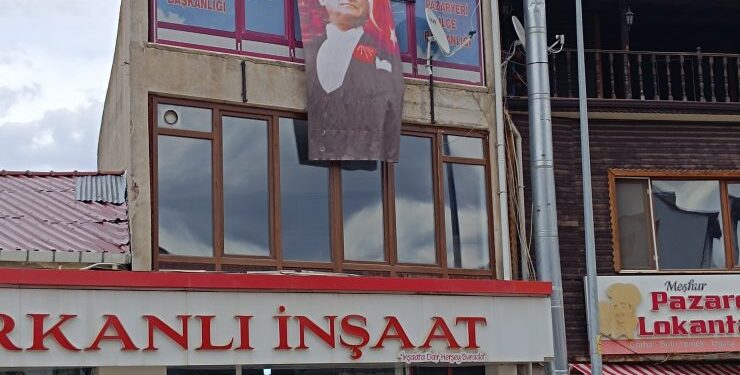 TEPKİLER SONUÇ VERDİ: ATATÜRK POSTERİ DÜZELTİLDİ