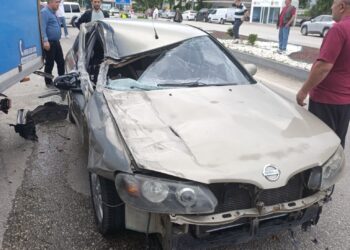 PARK HALİNDEKİ KAMYONETE ÇARPTI, 2 ÇOCUK YARALANDI